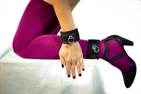 SiaLinda: Fuß-Manschetten Set, BDSM, Leder mit Neoprenpolster schwarz - rot und royal blau - weinrot